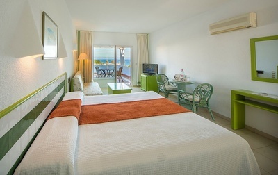 una habitación de hotel con una cama y una televisión