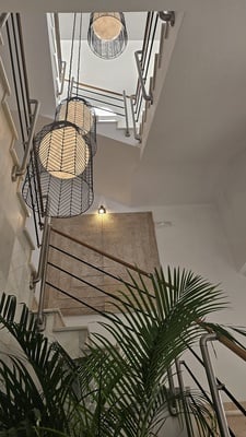 una escalera con tres lámparas colgando del techo - 