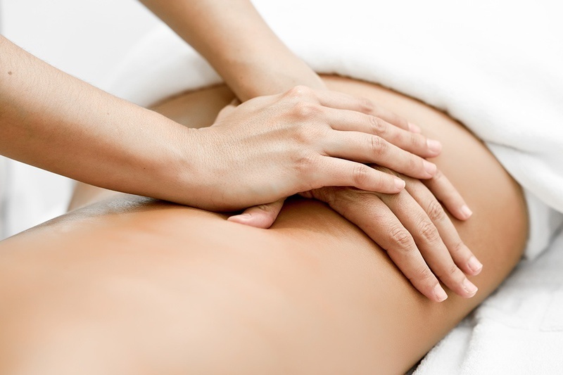 una mujer recibe un masaje en la espalda en un spa