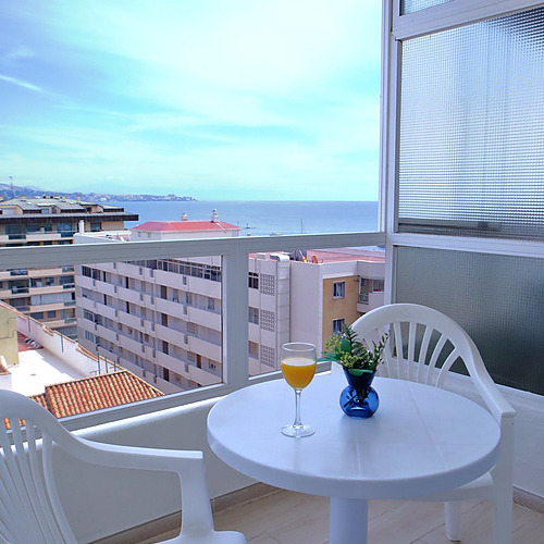 Balcón con mesa, silla y jugo con vista al mar PYR Fuengirola