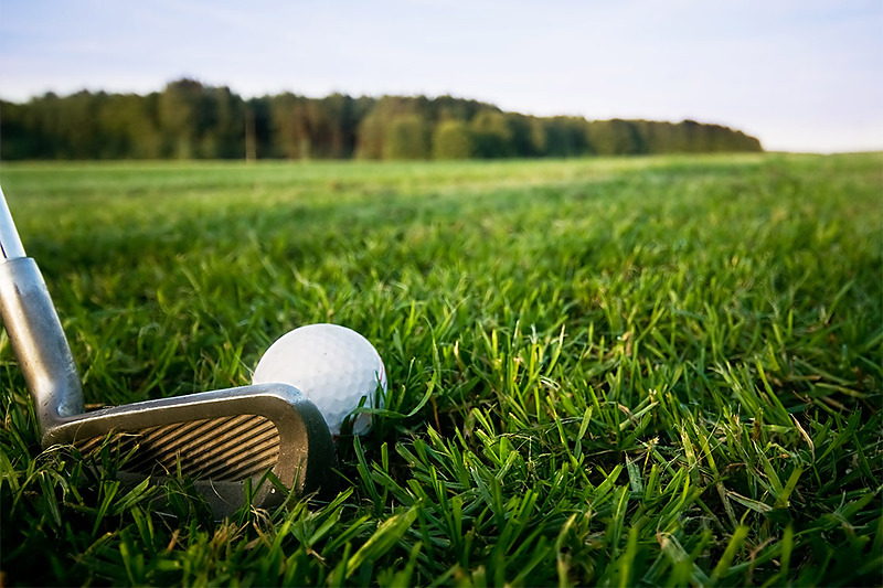 Ball de golf et club sur gazon vert, vue rapprochée. PYR Fuengirola