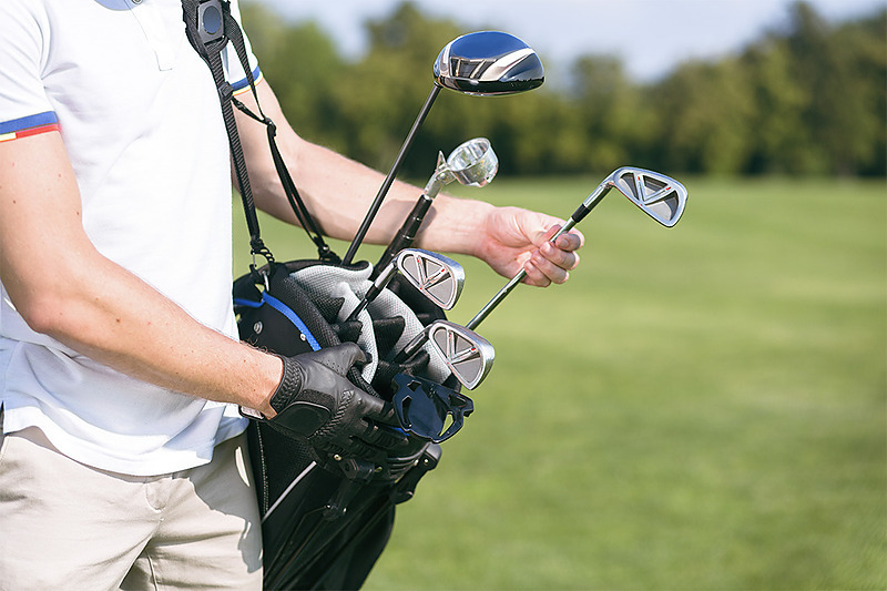 Joueur de golf avec sac et clubs sur le parcours, prêt pour PYR Fuengirola