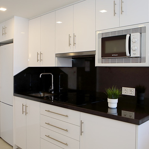 Cocina moderna con electrodomésticos integrados, ideal paraPYR Fuengirola.