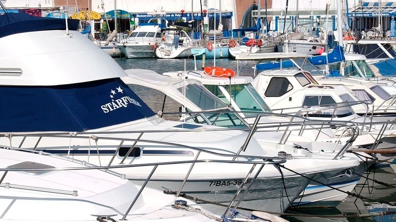 Bateaux de plaisance amarrés au port, près de PYR Fuengirola.