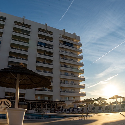 Hotel con piscinas y playas bajo el sol brillante, ideal para vacaciones PYR Fuengirola.