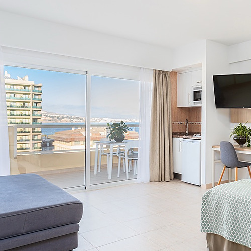 Estudio moderno con vista al mar, cama cómoda, escritorio y cocina. PYR Fuengirola