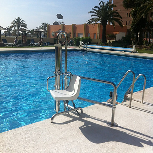 Silla de piscina adaptada junto a PYR Fuengirola, acceso fácil para nadar.