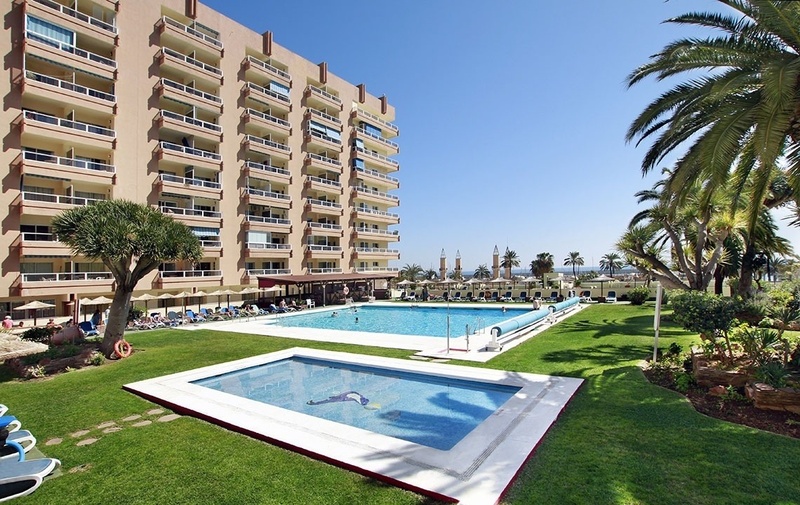 Hôtel PYR Fuengirola avec piscine et palmiers