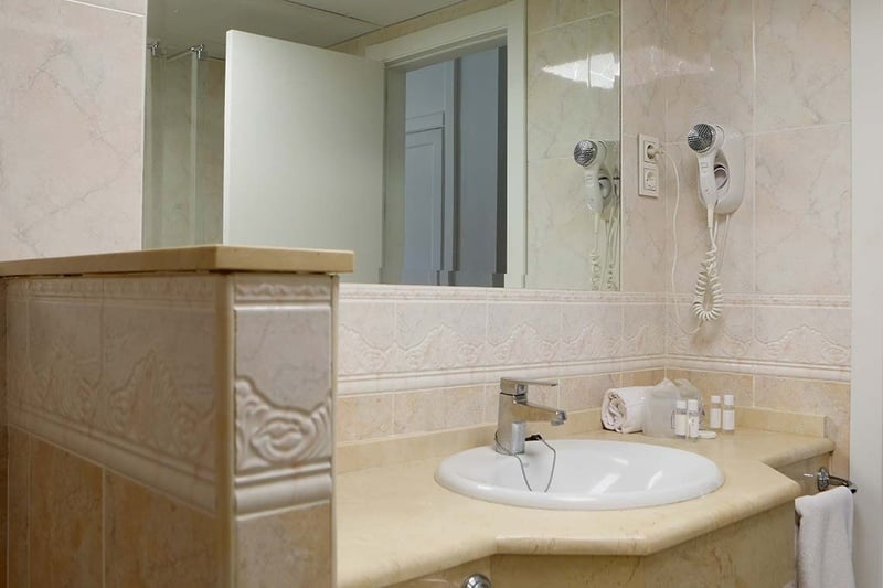 une salle de bain avec un lavabo et un miroir