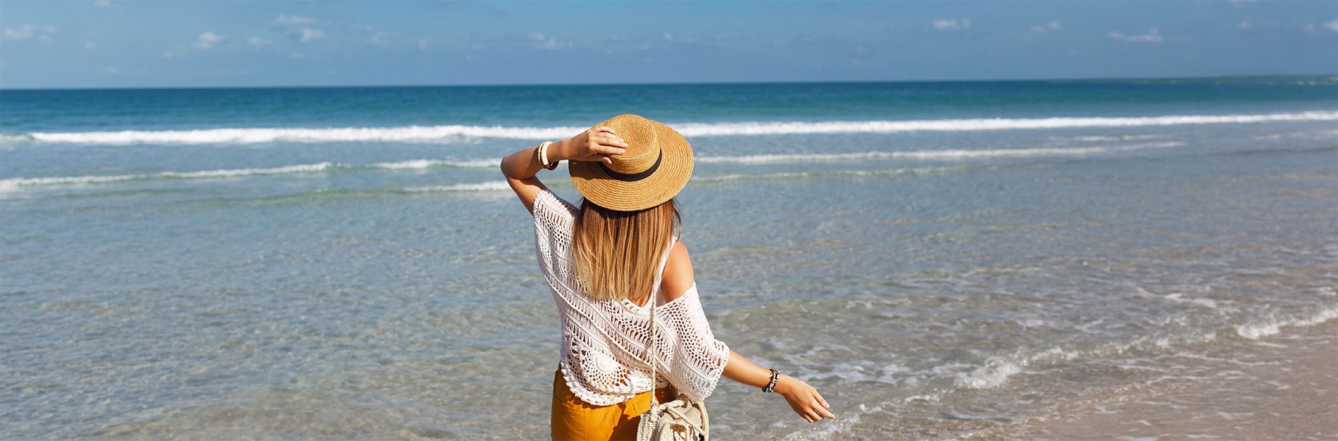 Femme au chapeau sur la plage près de PYR Fuengirola.