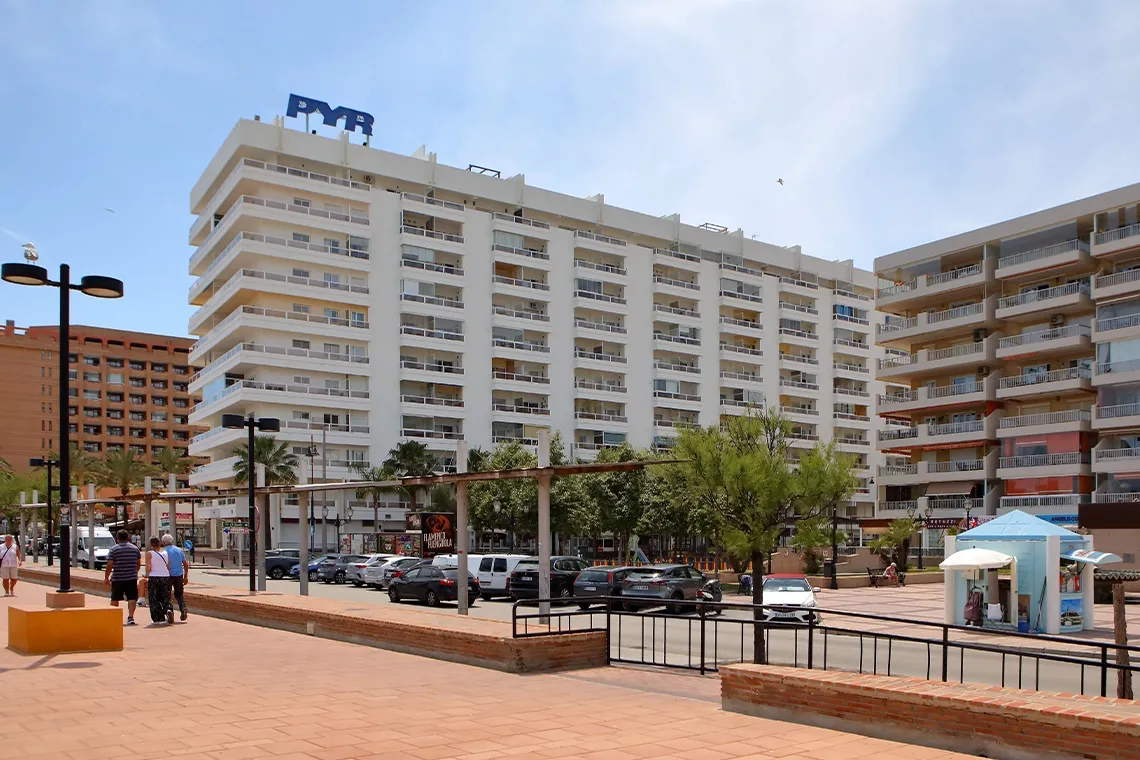 Pareja relajándose en piscina en PYR Fuengirola.