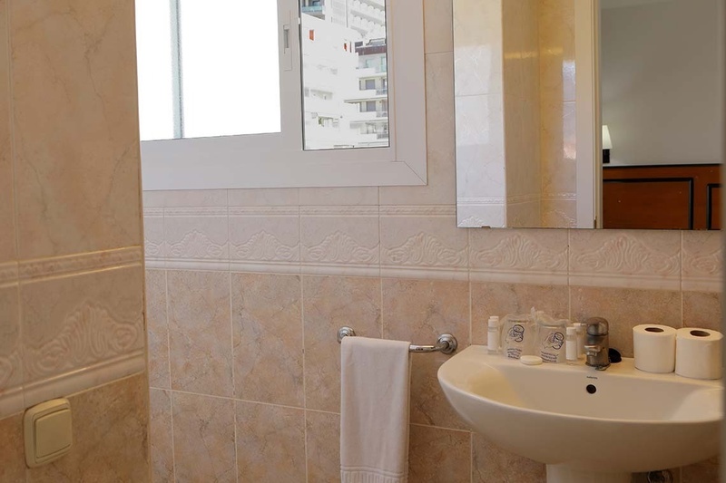 une salle de bain avec un lavabo et un miroir