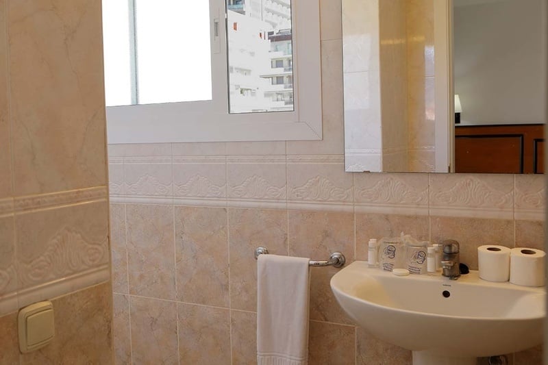 une salle de bain avec un lavabo et un miroir