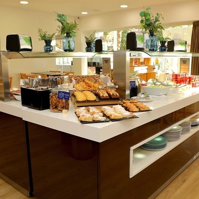 une salle à manger avec un comptoir rempli de nourriture