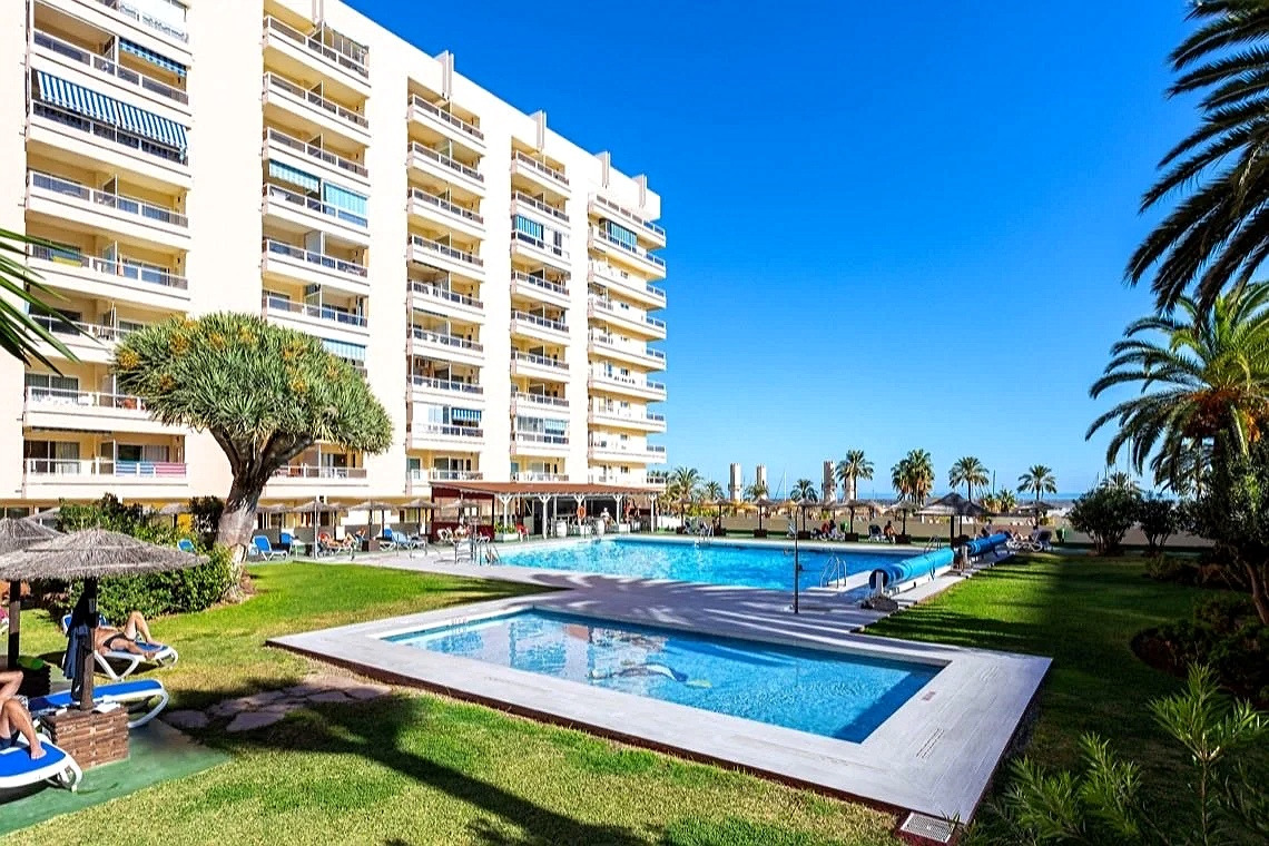 Pareja relajándose en piscina en PYR Fuengirola.