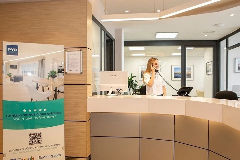 Réception PYR Fuengirola : personnel accueillant, comptoir moderne et service 5 étoiles.