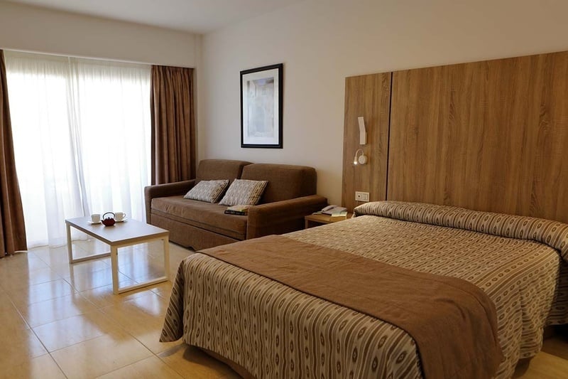 una habitación de hotel con una cama y un sofá