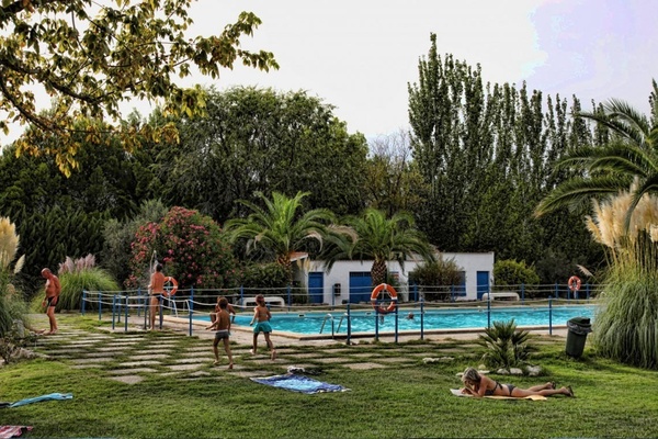 un groupe de personnes se tient autour d' une piscine