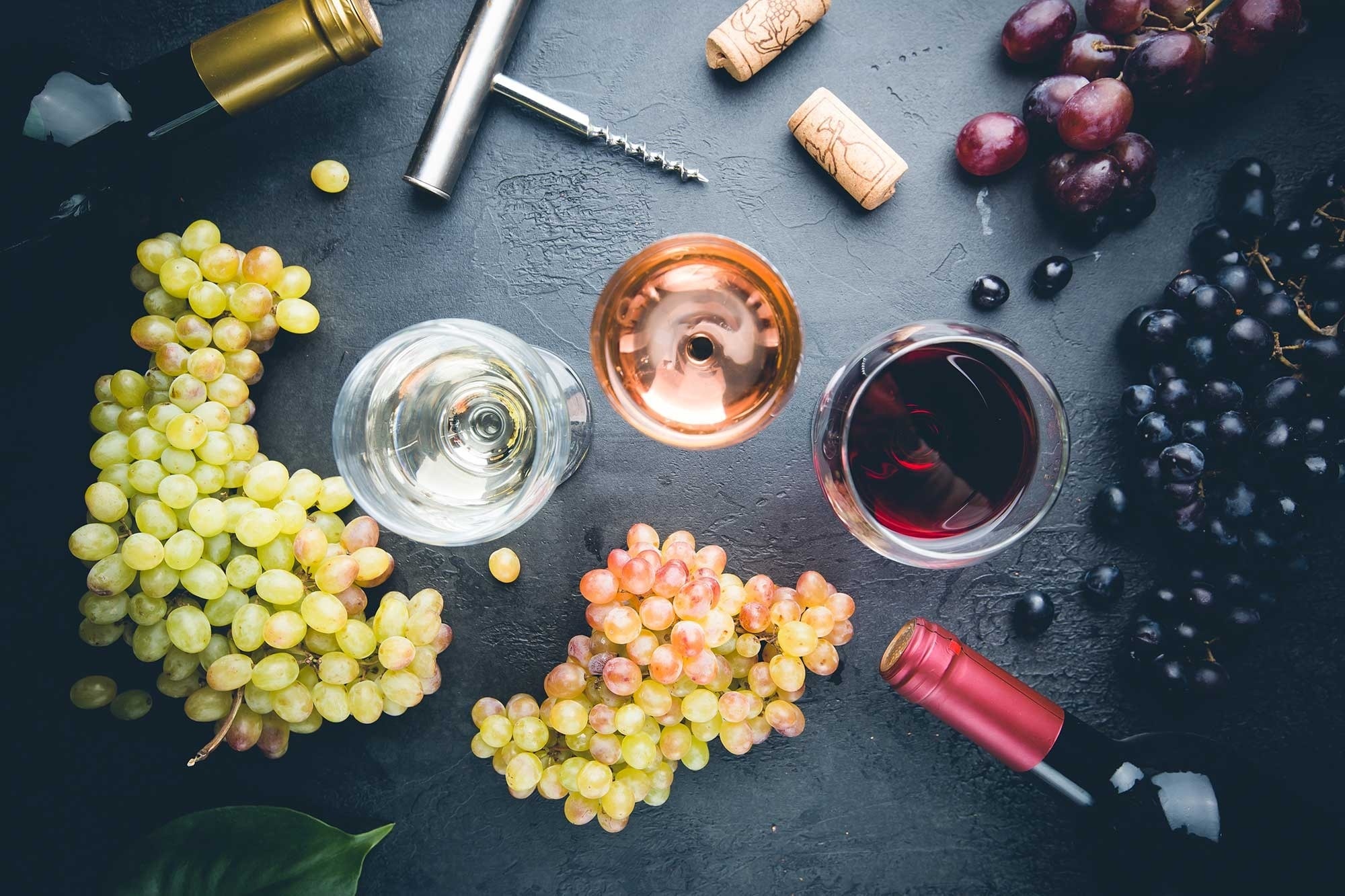 uns cops de vi i una garrafa de vi a l' esquerra