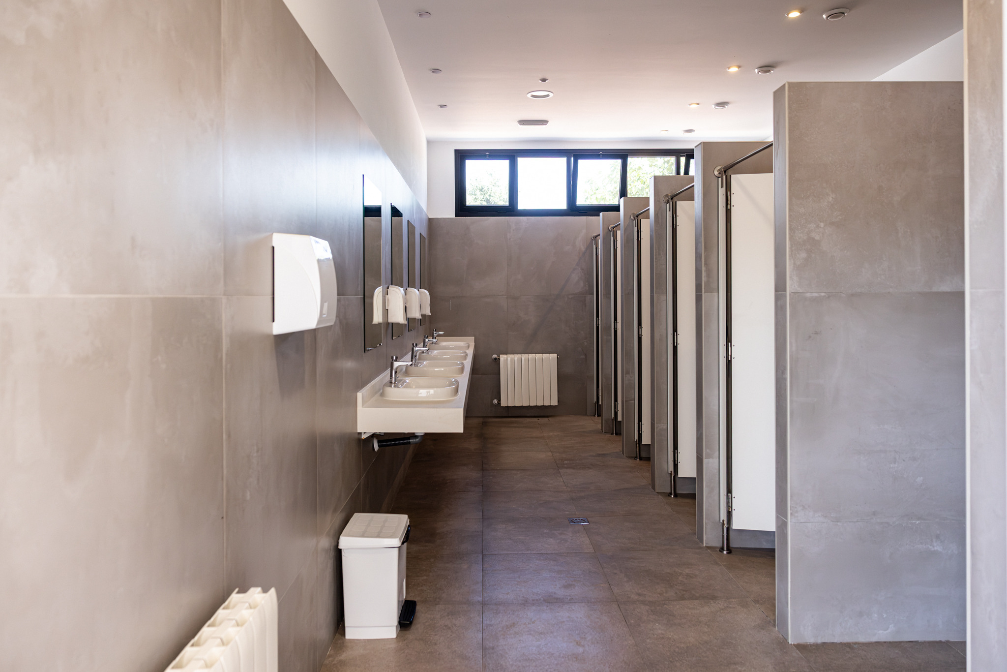 Bloques sanitarios modernos y adaptados en TAIGA Benidorm.