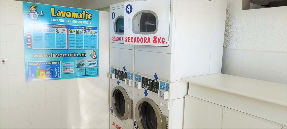 een wasmachine en een droger in een lavomatic-wasruimte