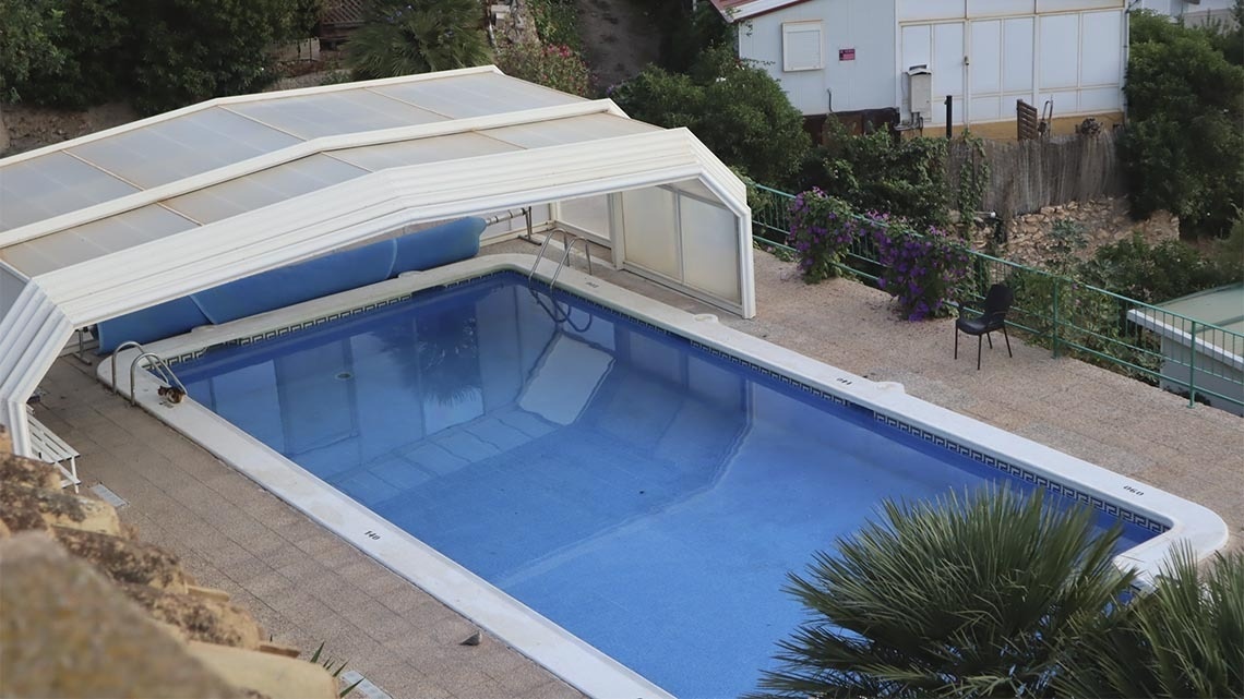 un pequeño pueblo junto a un océano con montañas en el fondo