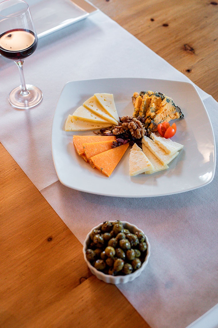 Degustación de quesos, vino y aceitunas en Taiga: Corporativa.