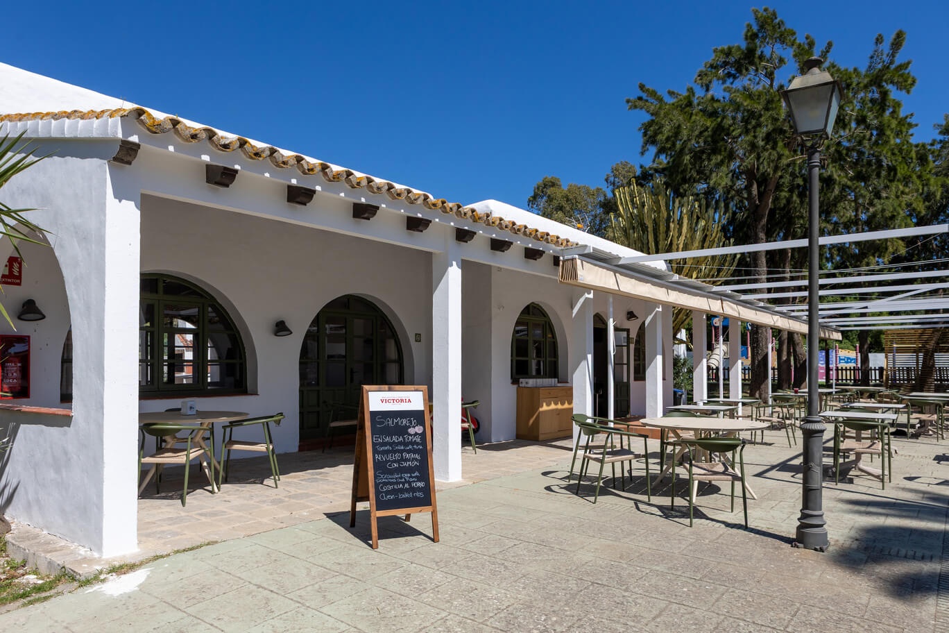 Restaurant d'hotel Taiga: Corporativa amb terrassa exterior assolellada i estil mediterrani.