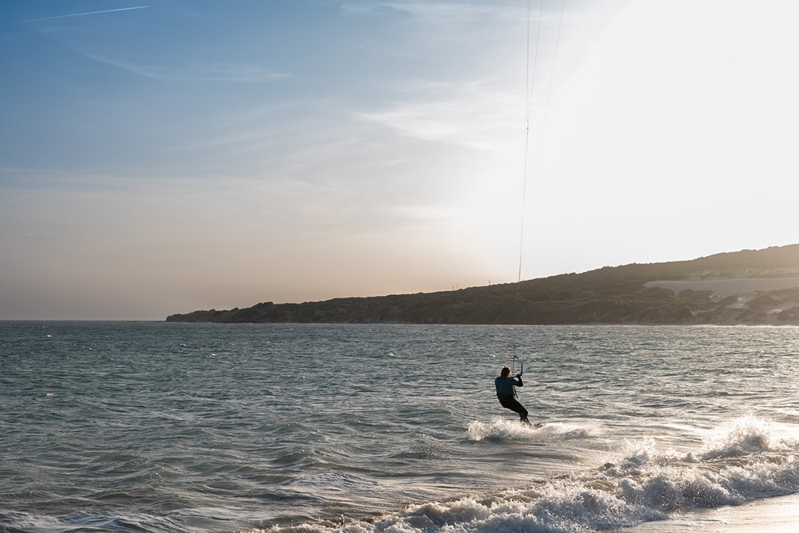Kitesurf en Tarifa con vistas a la costa, ideal para estancias corporativas Taiga.