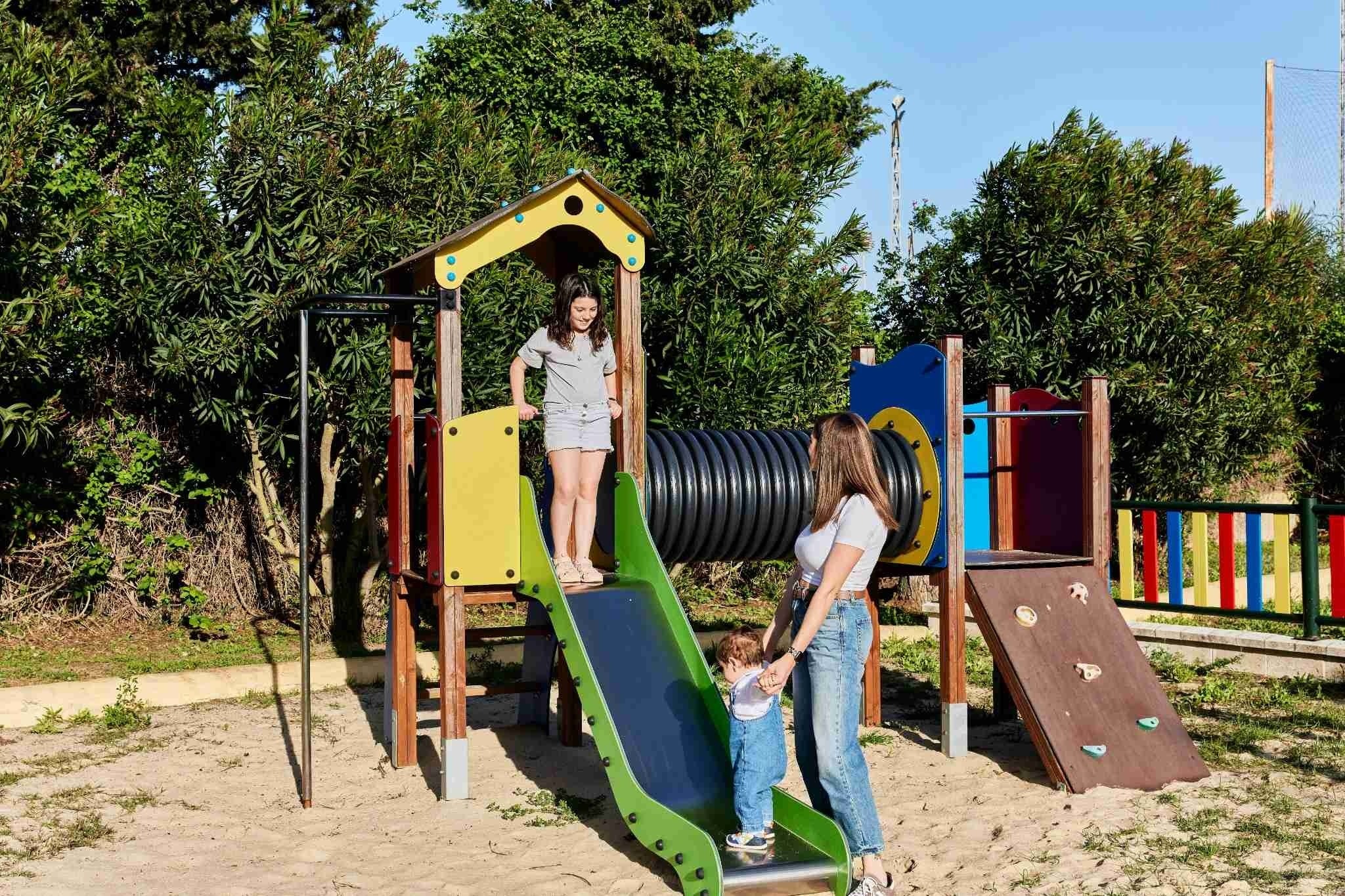 Familia en parque infantil, zona Taiga: Corporativa, ideal para vacaciones.
