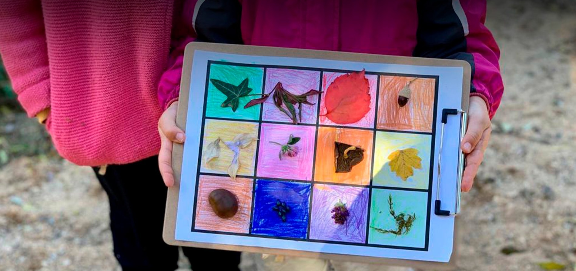 un groupe de personnes marchant dans un champ herbeux