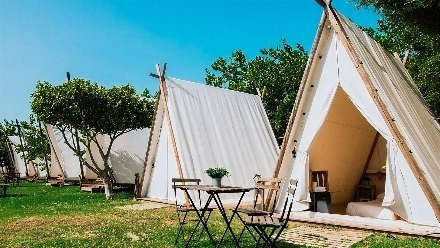 Tente glamping Taiga: Corporativa avec lit et table extérieure.
