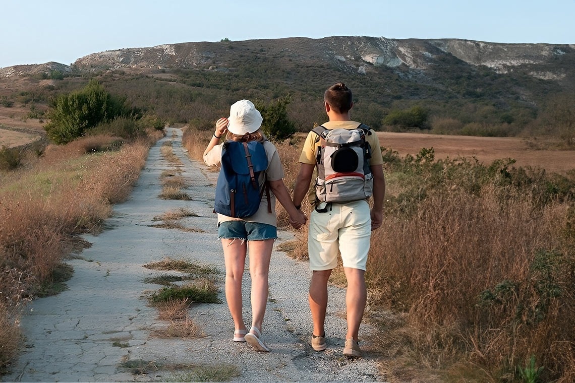 ein Mann und eine Frau fahren Fahrrad auf einer Straße