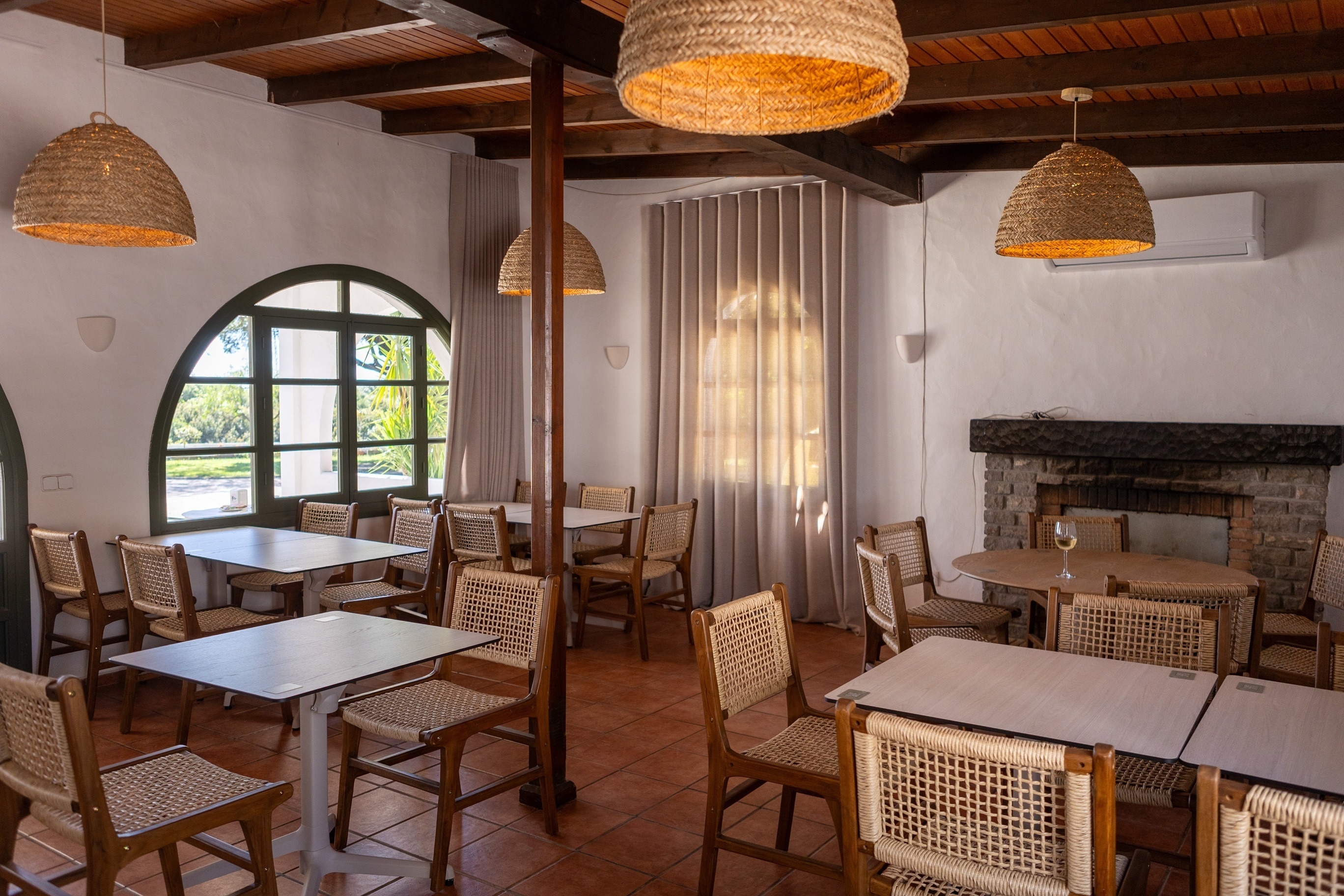 Pareja joven revisa menú Taiga: Corporativa en restaurante al aire libre.