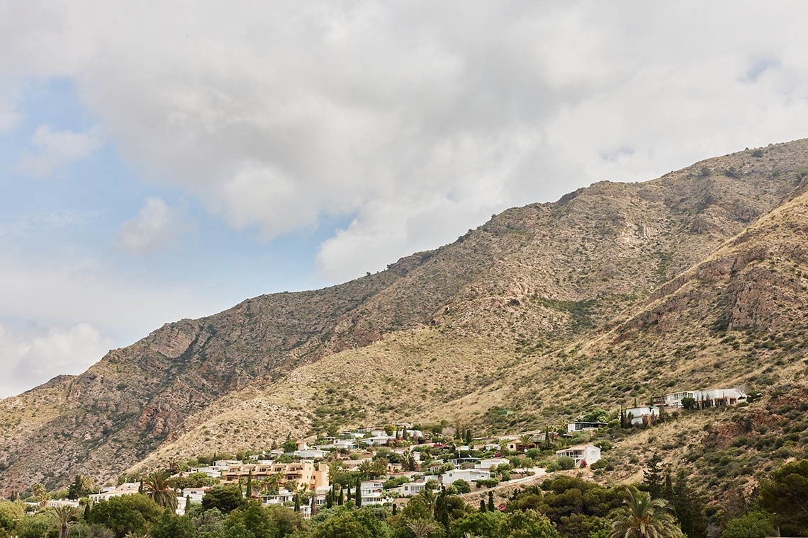Paisaje de montaña y senderos litorales
