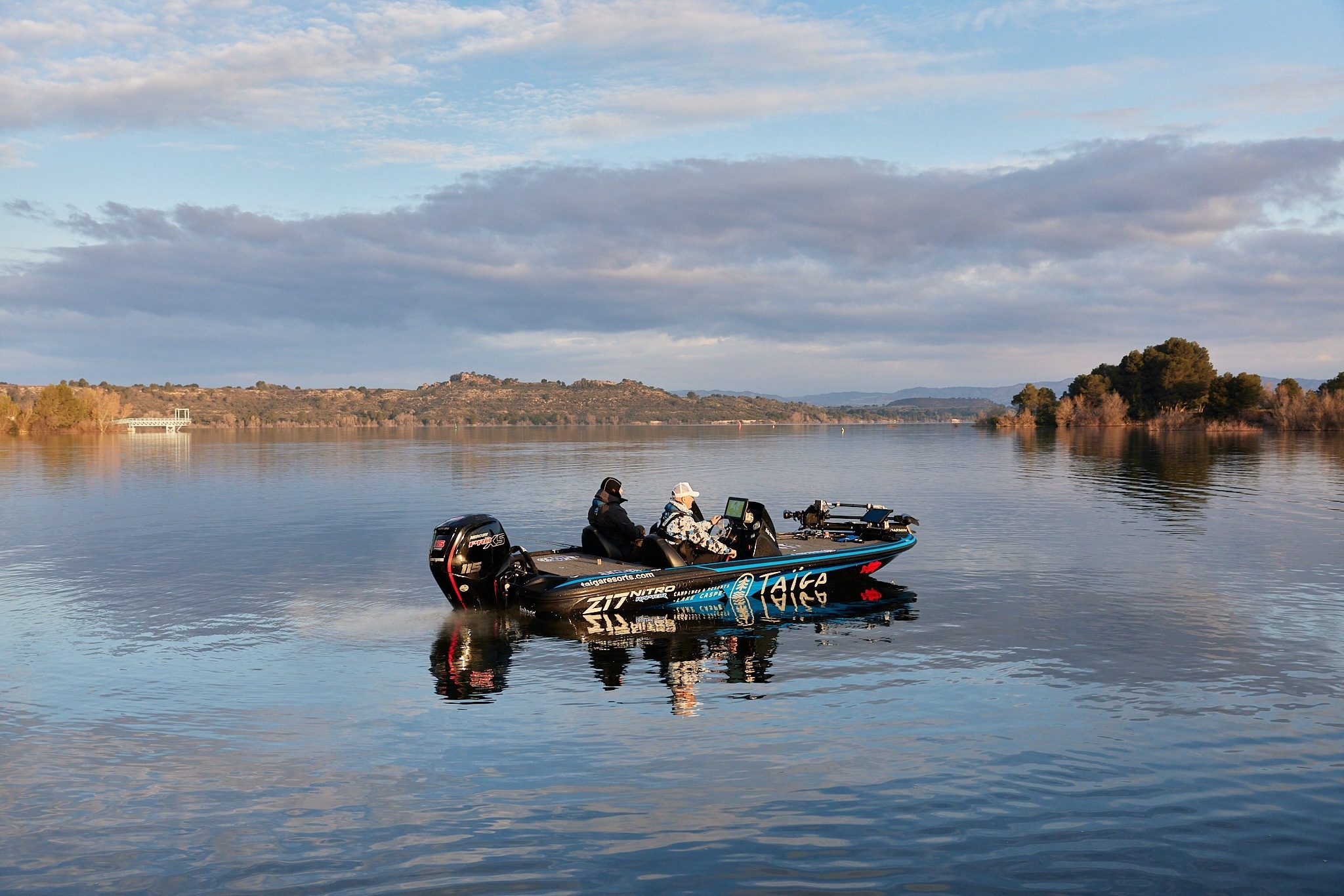 un barco con el número 517 en la parte trasera
