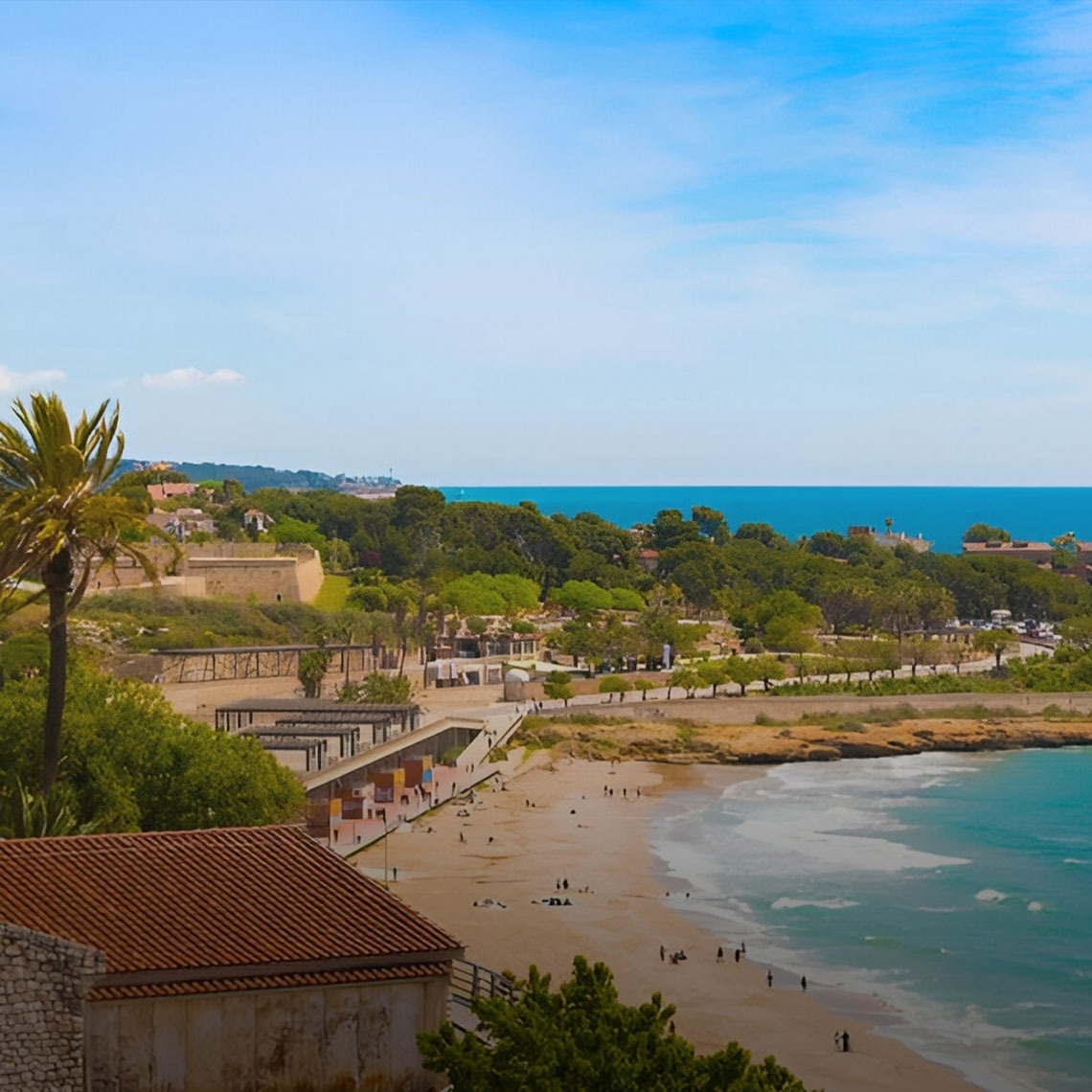 una platja a l' aigua amb un edifici a l' esquerra