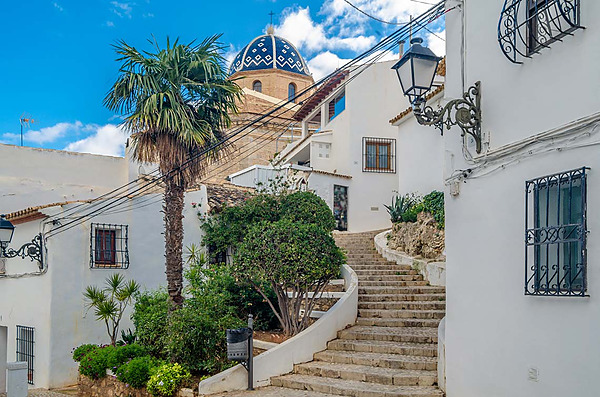 casco antiguo de calles empedradas, sus casas blancas y la famosa iglesia de cúpulas azules.
