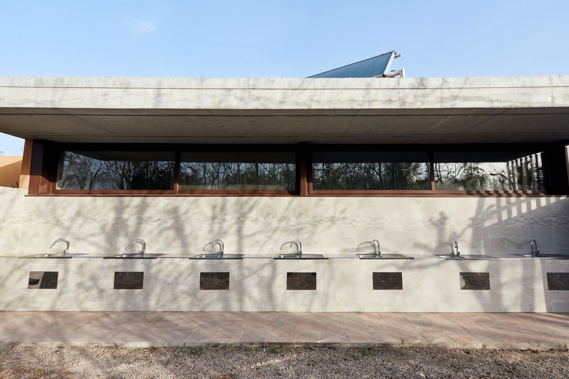 een gebouw met een zonnepaneel op het dak