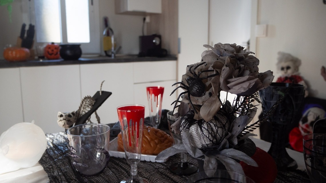 una mesa decorada para halloween con copas rojas y blancas