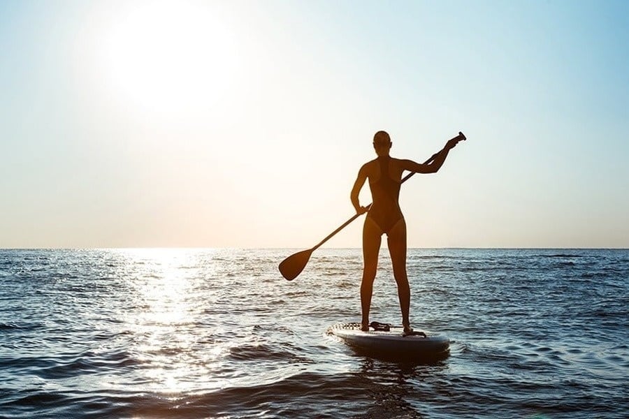dos personas con mochilas caminan por un sendero en las montañas