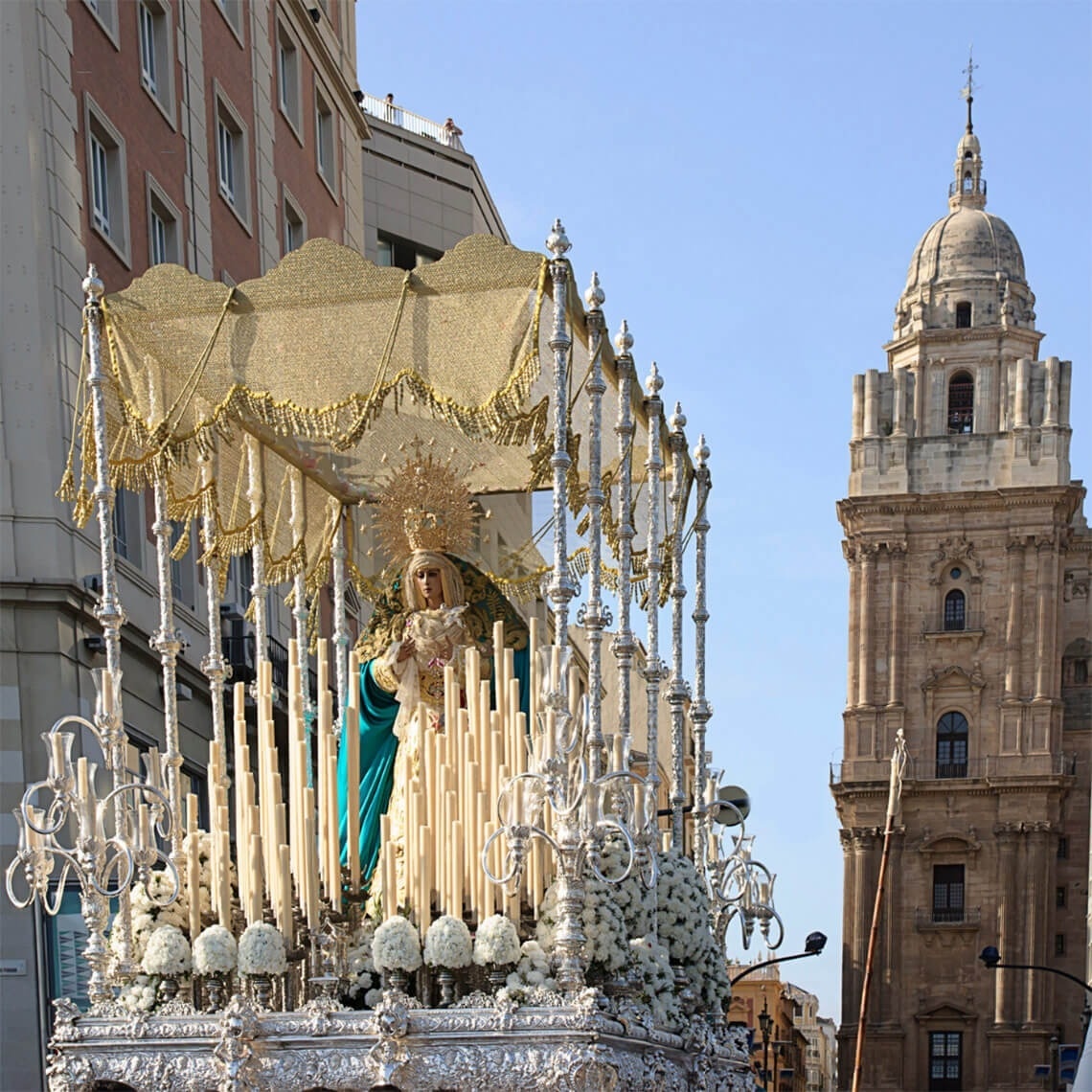 una carrossa decorada amb una imatge de la virgen maria