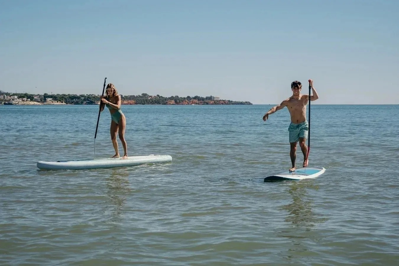 dos persones amb mochilas caminan por un sendero de montagna