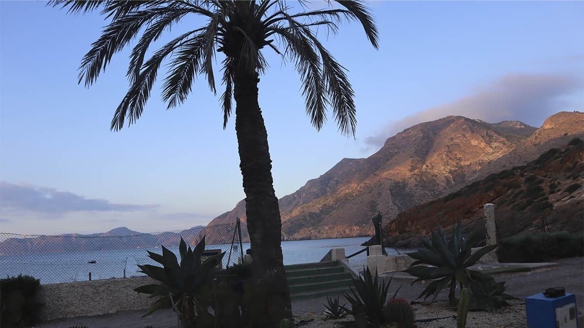 una vista del océano con montañas en el fondo