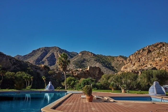 une route serpente autour d' un lac entouré de montagnes