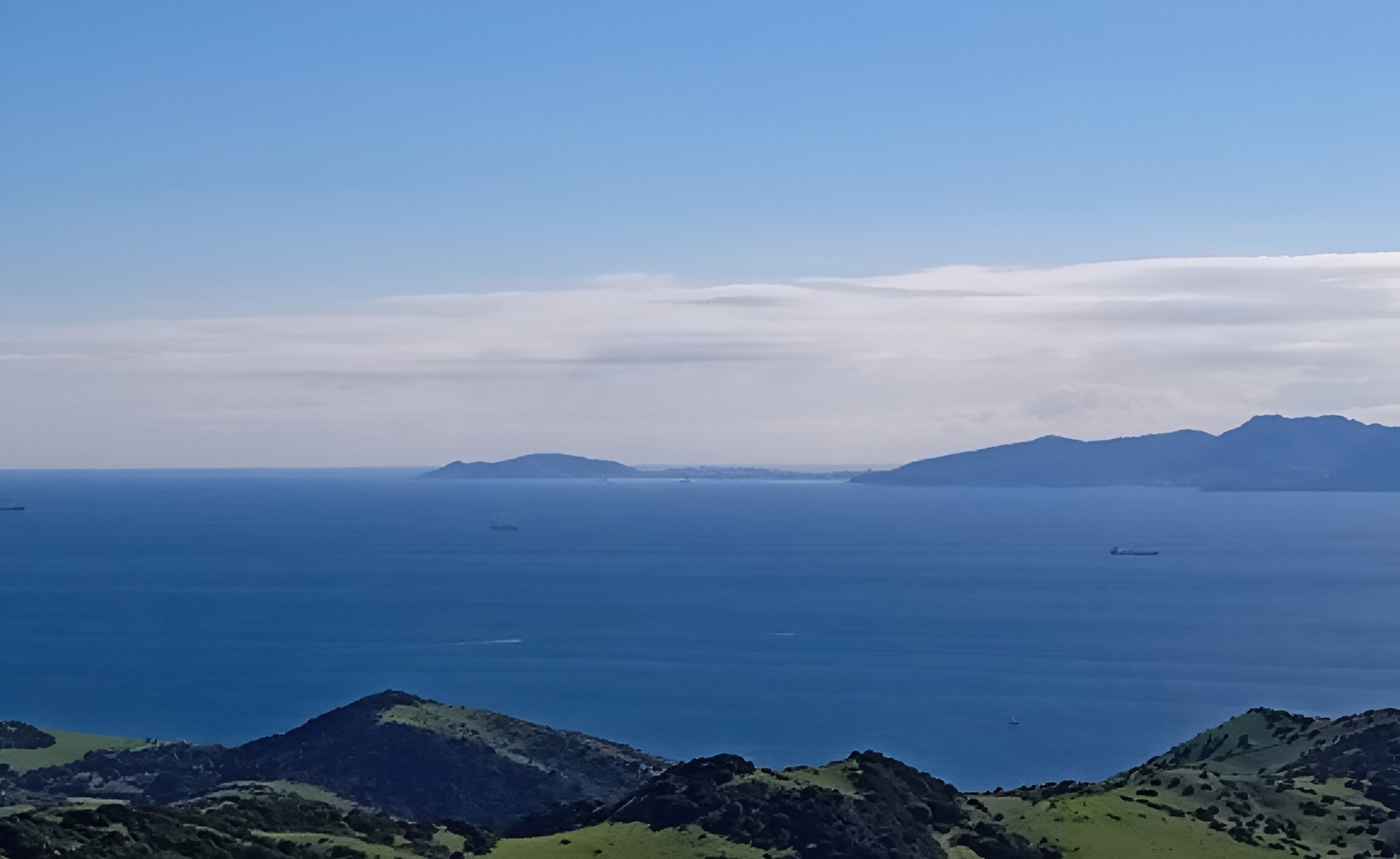 una vista de l' aigua i les montagnes