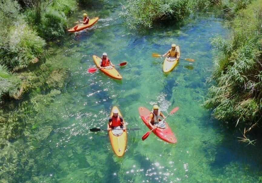 un groupe de personnes pagaie dans une rivière