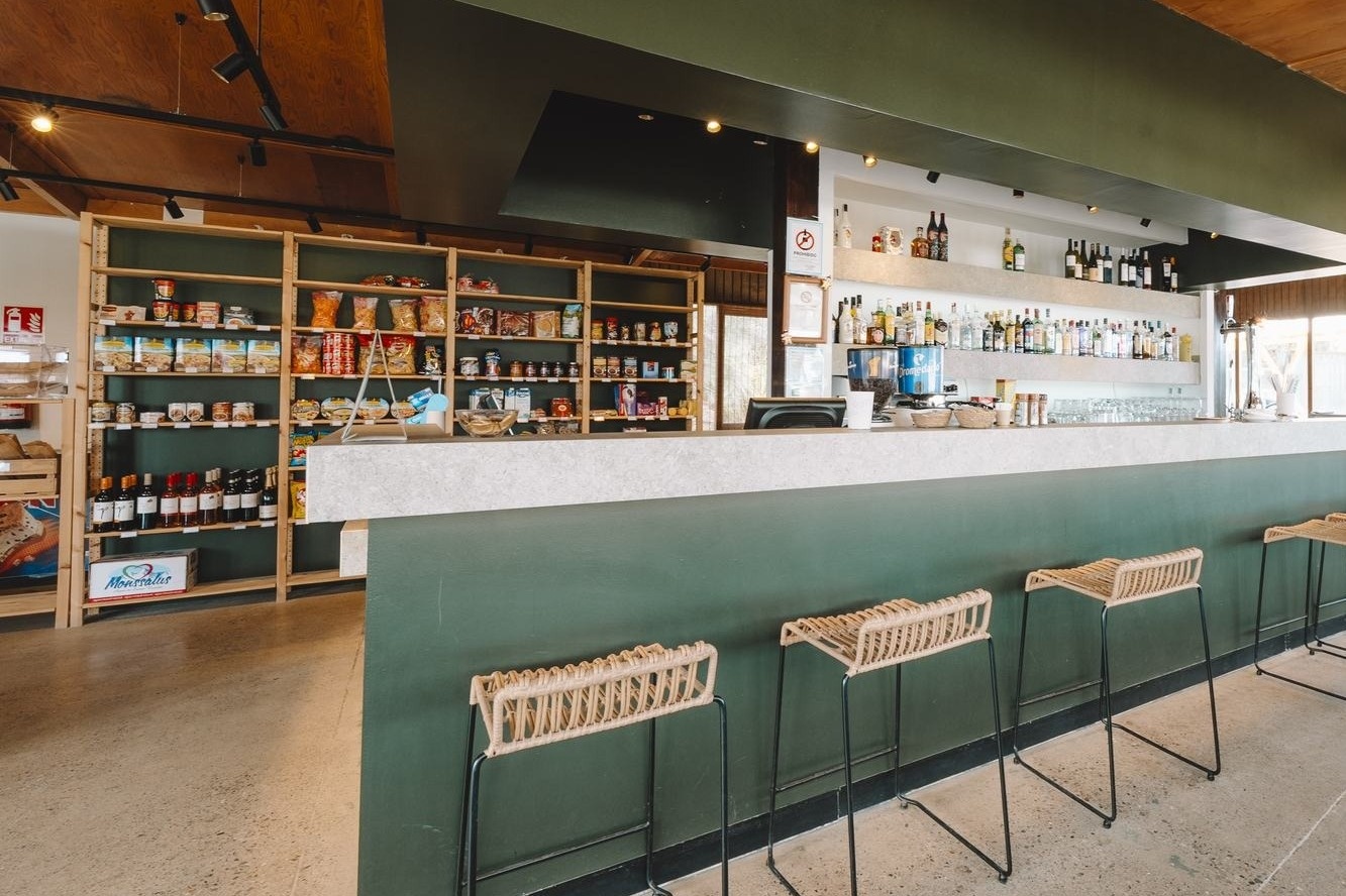Taiga: Corporativa lounge met bar, tafels en stoelen.