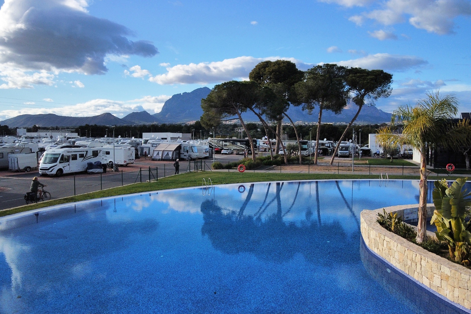 Taiga: Corporativa - Wohnmobilpark mit Pool, ideal für geschäftliche Aufenthalte.