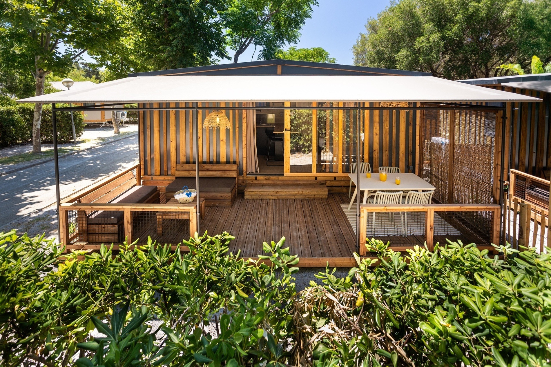 ein kleines Haus mit einem Tisch und Stühlen darauf